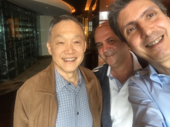 Leonard 75 yaşında, ama bizden genç duruyor maşallah.